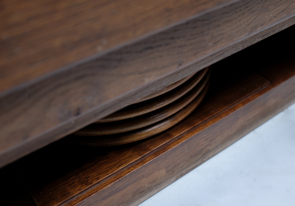 Art Deco Sideboard: closeup of the decorative rings in one of its legs