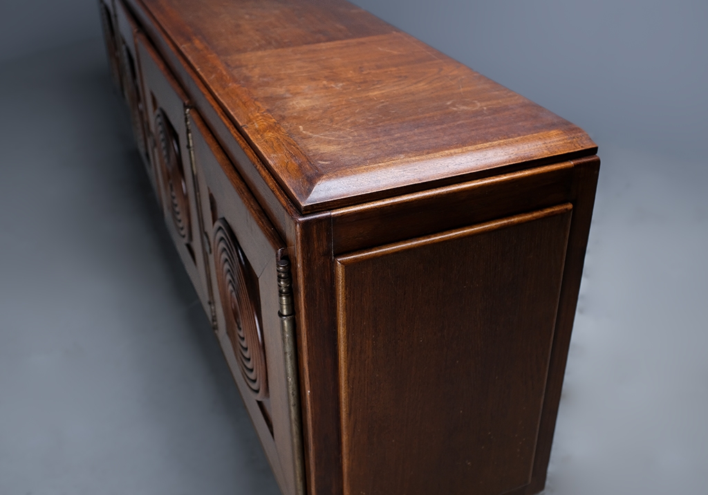 Art Deco Sideboard: diagonal closeup of its right beveled side