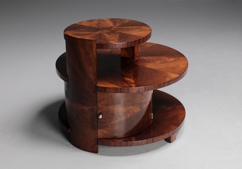 Art Deco Side Table: Vue d’ensemble du guéridon montrant la petite porte du niveau inférieur fermée