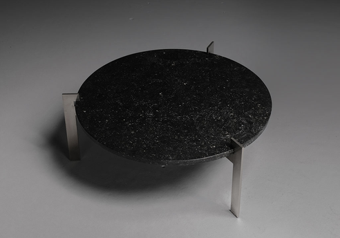 Table Basse en Granit et Acier Brossé : Vue plongeante de l’ensemble de la table
