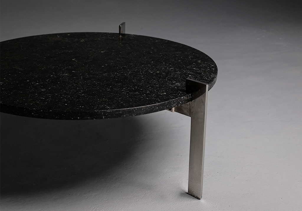 Table Basse en Granit et Acier Brossé : Vue rapprochée de la table détail sur le pied métallique