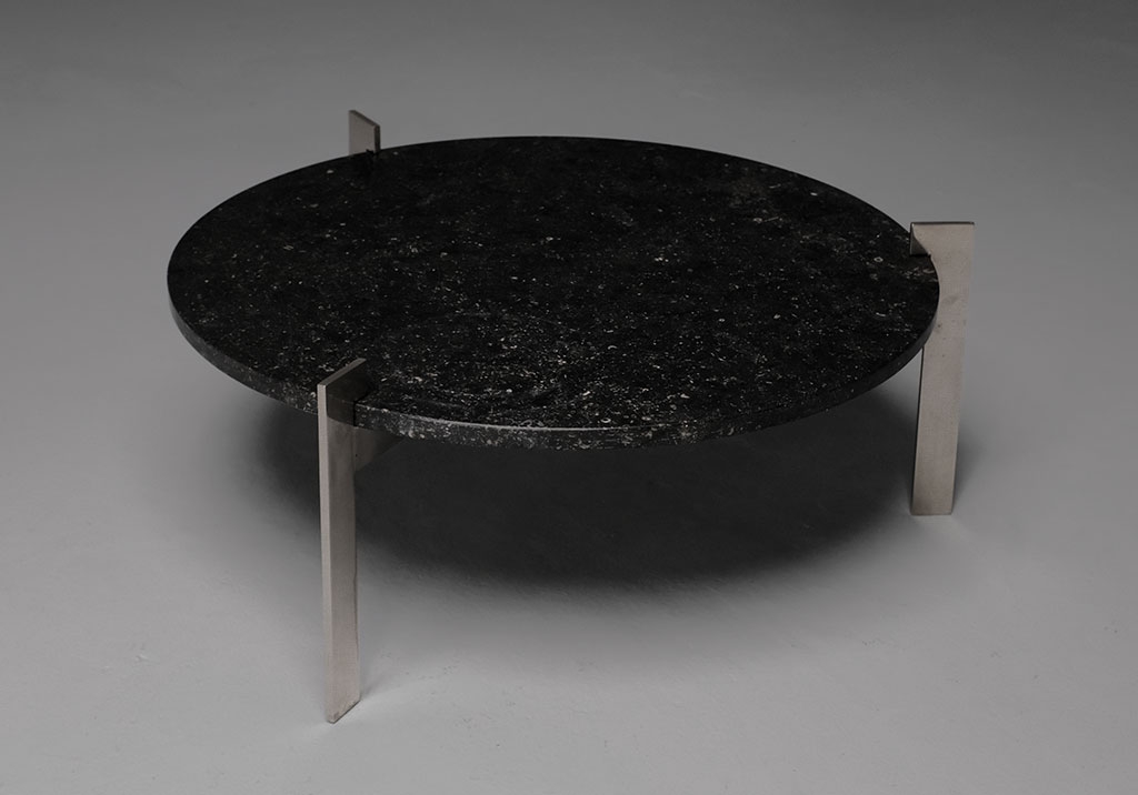 Table Basse en Granit et Acier Brossé : Vue de l’ensemble de la table
