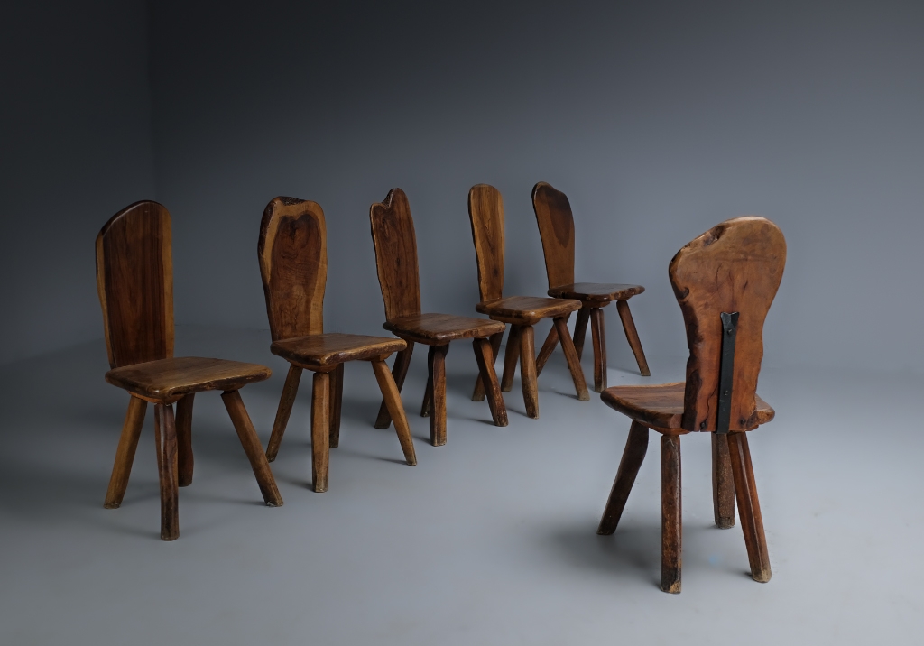 Salle à Manger en Olivier: rangée diagonale de cinq chaises faisant face à la sixième