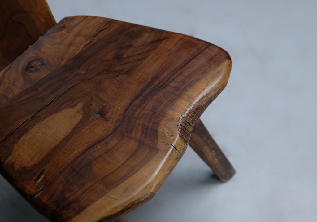 Salle à Manger en Olivier: detail of the irregular seat's surface