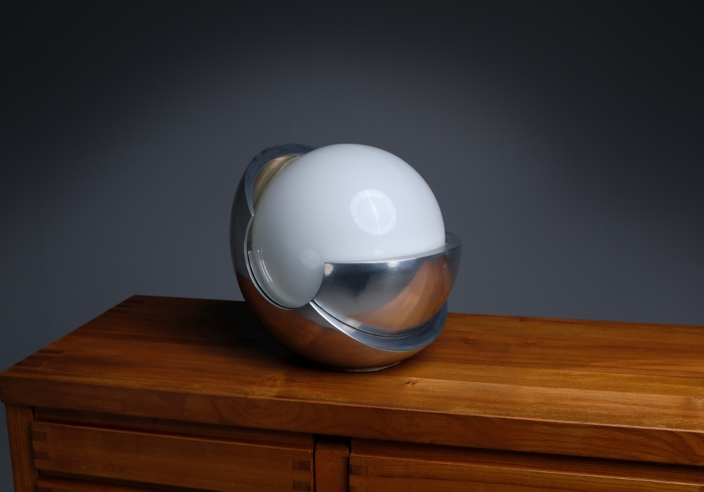 Roto Lamp: overview of the lamp on a sideboard
