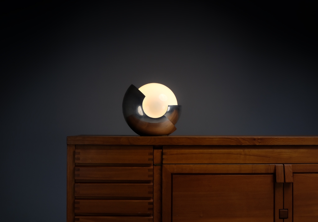 Roto Lamp: parallel overview of the lighted lamp on a sideboard