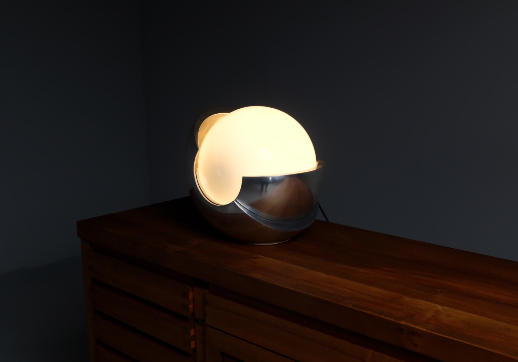 Lampe Roto: aperçu diagonal de la lampe allumée
