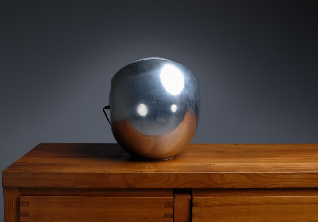 Lampe Roto: détail du dos chromé de la lampe