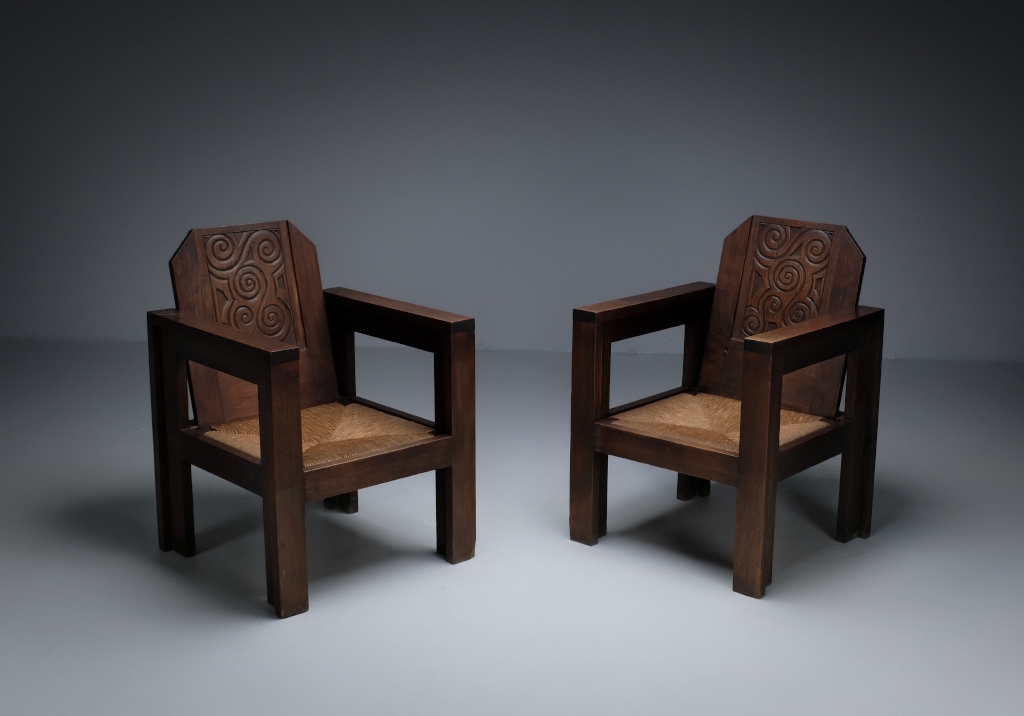 Paire de fauteuils de Joseph Savina : vue frontale de la paire de fauteuils, chacun incliné à un angle interne