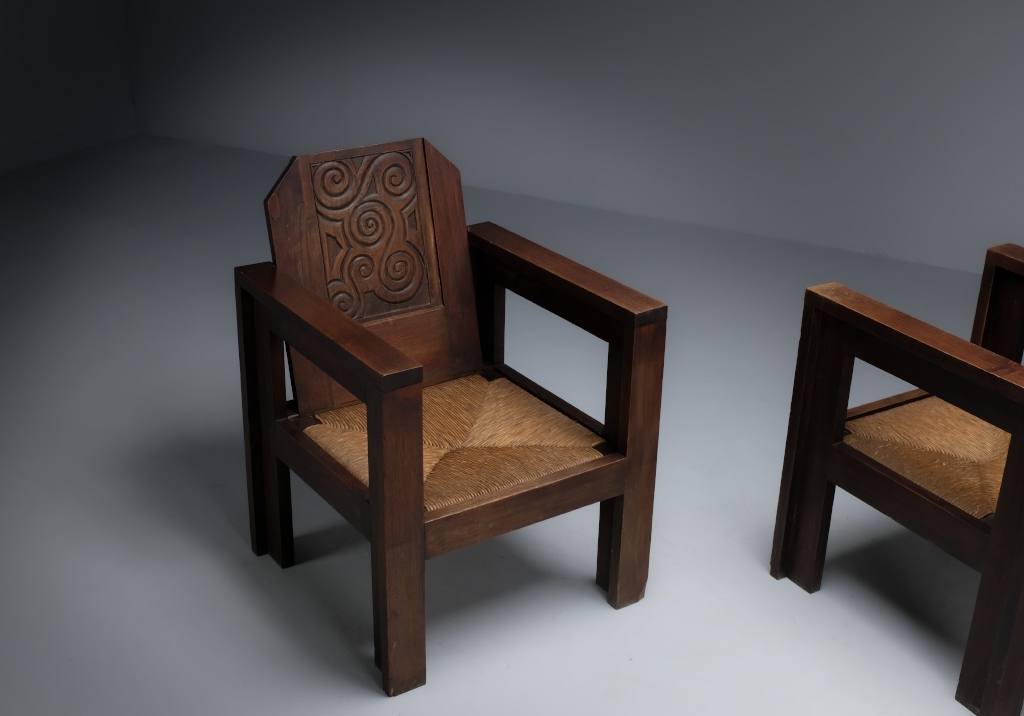 Paire de fauteuils de Joseph Savina : vue de dessus d'un des fauteuils, on peut apprécier le bon état des assises en paille