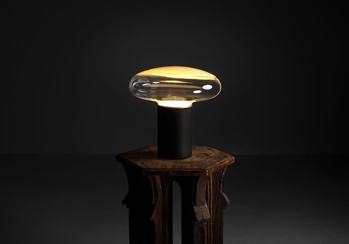 Lampe de Roberto Pamio : Vue d’ensemble de la lampe allumée