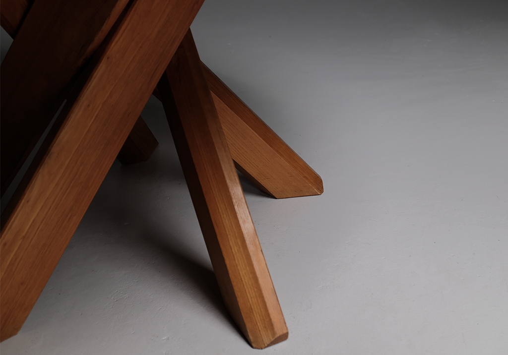 Table T21D de Pierre Chapo : Vue rapprochée, détail sur les pieds de la table