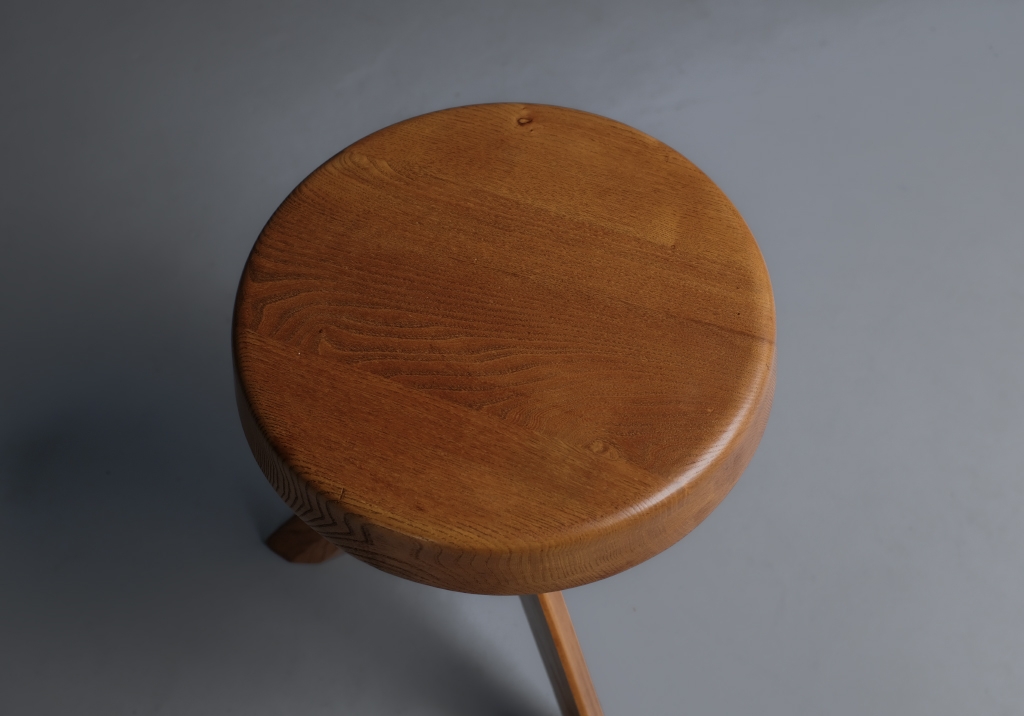 Set of 2 stools S31 by Pierre Chapo : top view of the seat of the stool in elm wood