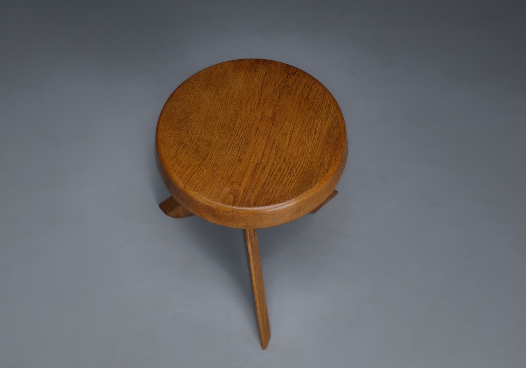 Set of 2 stools S31 by Pierre Chapo : top view of the seat of the stool in oak wood