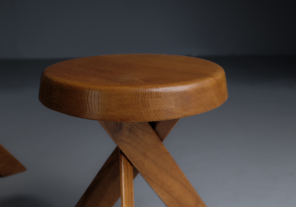 Pair of S31 stools by Pierre Chapo: view of the key to the elm stool