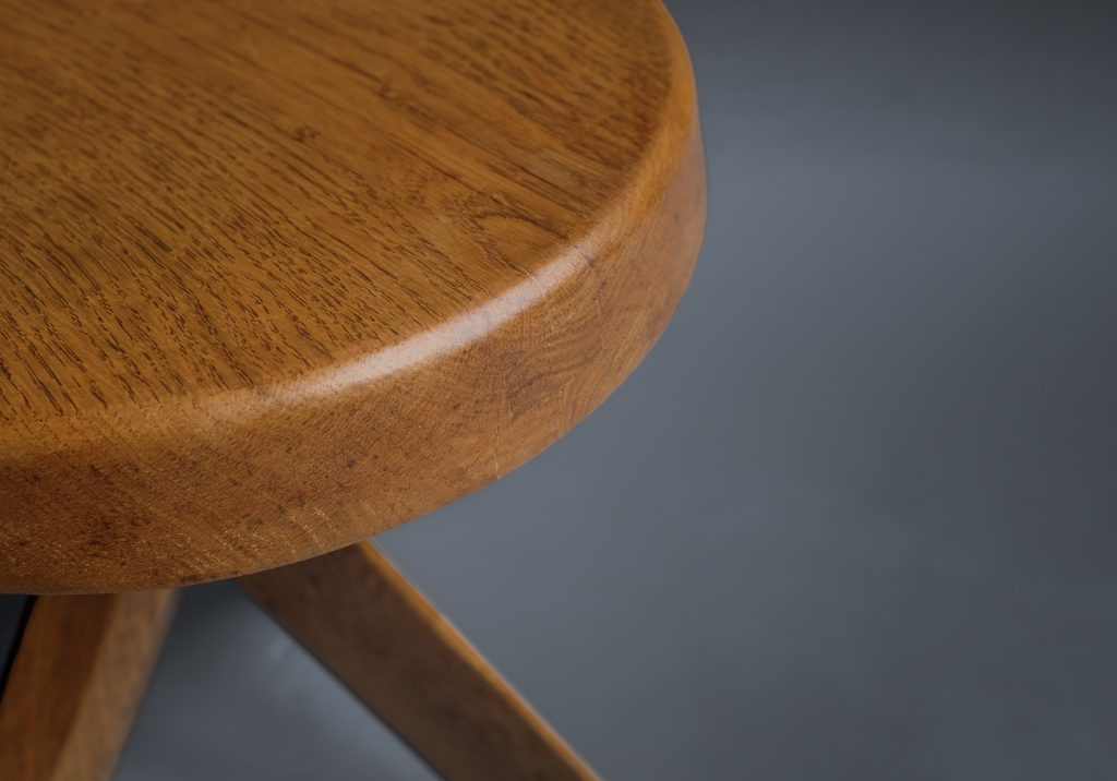 Pair of S31 stools by Pierre Chapo: details on the seat of the oak stool