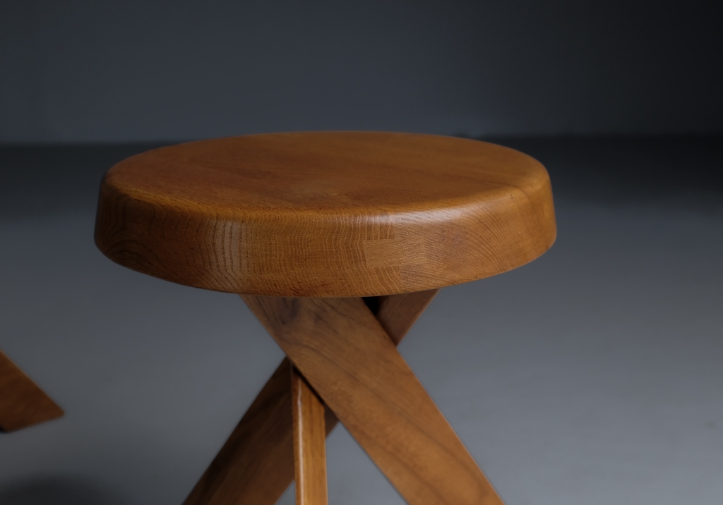 Paire de tabourets S31 de Pierre Chapo : vue de la clé du tabouret en orme