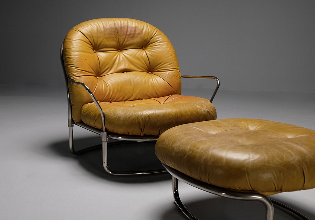 Carlo de Carli lounge chair :  close-up front view of the armchair and its ottoman