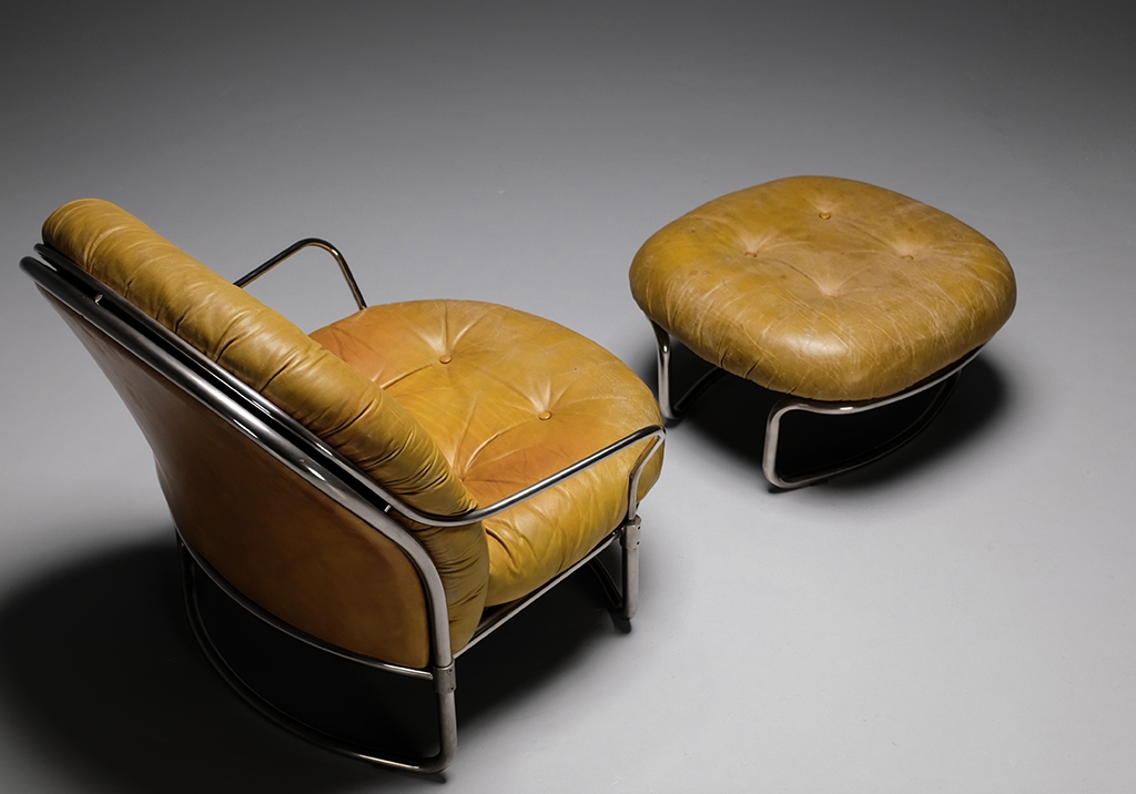 Vue plongeante, de dos du fauteuil et de son ottoman