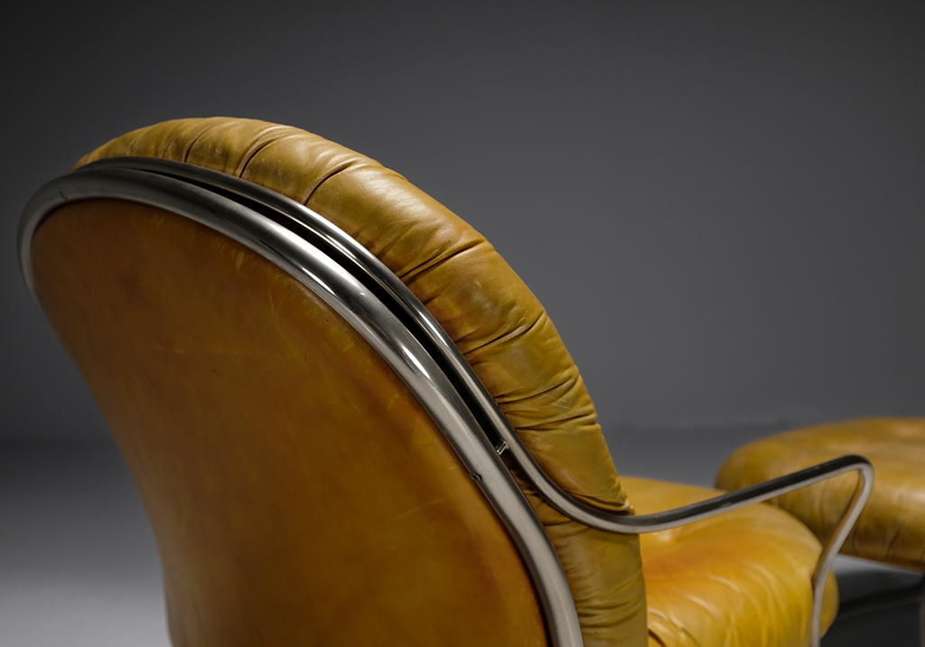 Vue de dos, détail sur le dossier du fauteuil