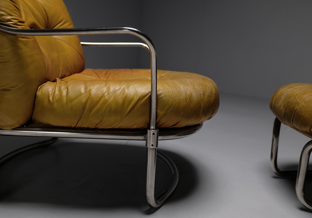 Vue de profil détail sur les chromes et le cuir du fauteuil et de son ottoman