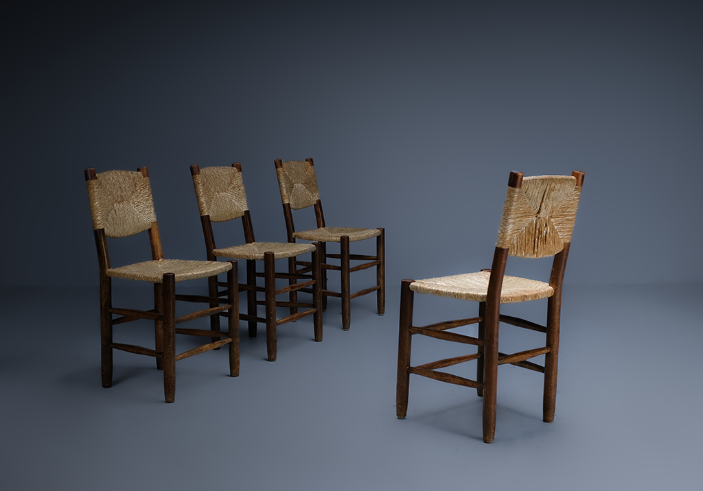 Ensemble de 4 chaises "Bauche": rangée diagonale de trois chaises faisant face frontalement à la quatrième