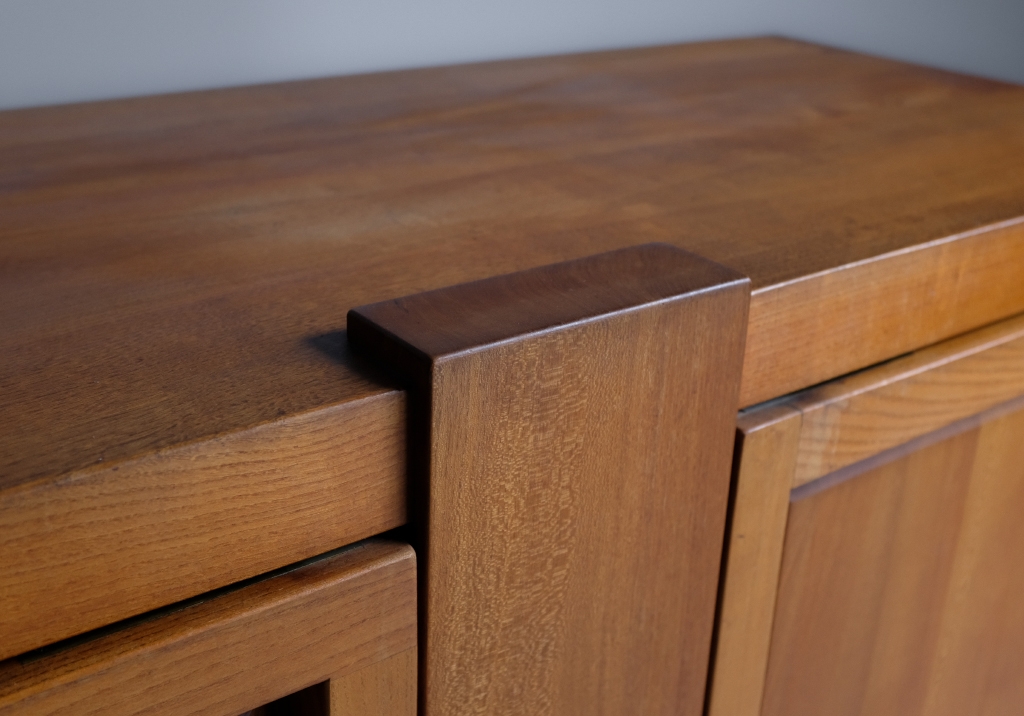 R16 Sideboard by Pierre Chapo: Details of the foot protruding from the top