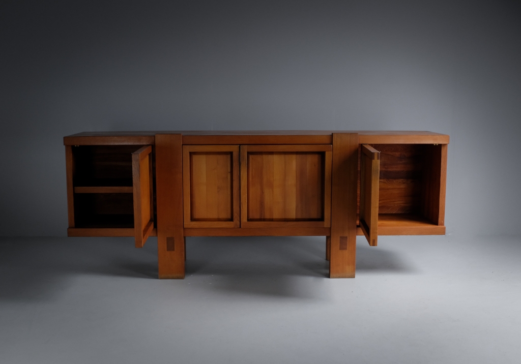 R16 Sideboard by Pierre Chapo: the buffet seen from the front with the two side doors open