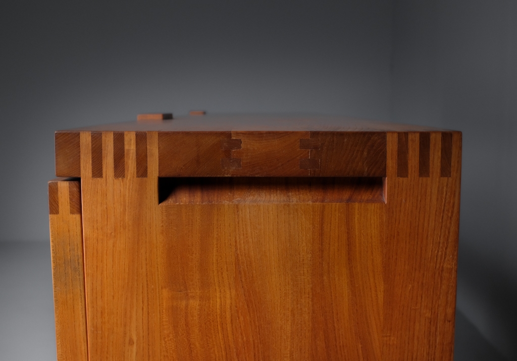 Buffet R16 de Pierre Chapo : Vue de côté, détails des travaux d'assemblage du bois
