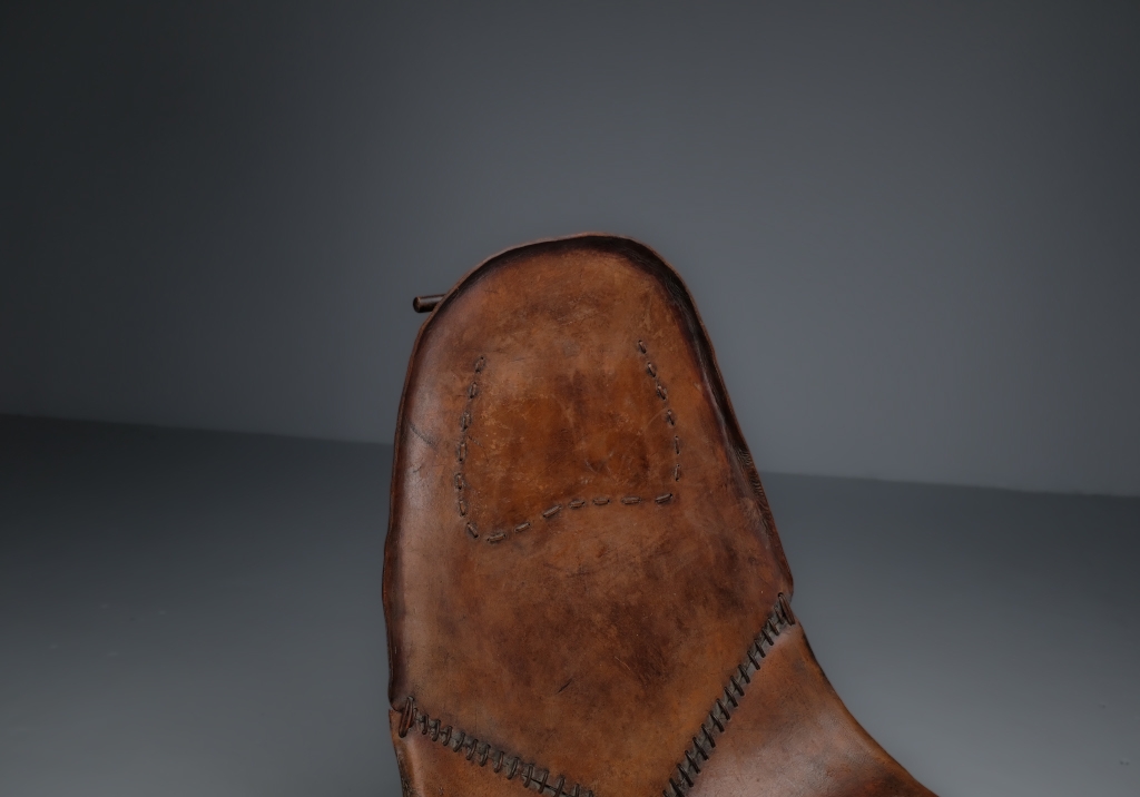 Brazilian Chair Brutalist Style: patina details on the leather of the upper part of the backrest