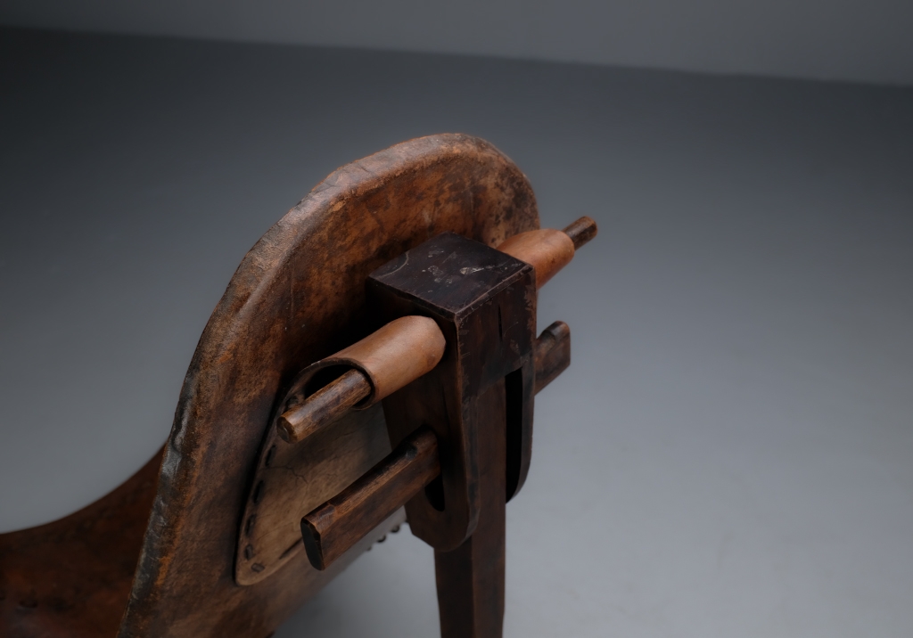 Brazilian Chair Brutalist Style: details of the assembly system of the wooden structure that supports the leather seat