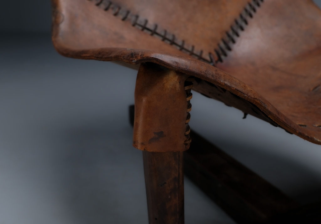Brazilian Chair Brutalist Style: another detail of the system that supports the leather seat