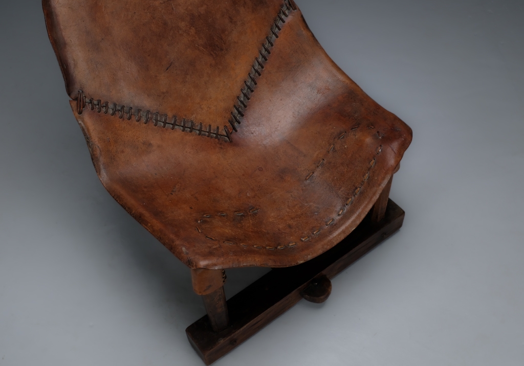 Fauteuil Brésilien Style Brutaliste : détails de patine sur le cuir du siège
