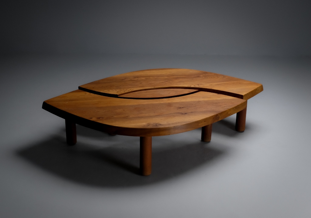 Table basse Eye de Pierre Chapo : vue de face, met en valeur la grande taille de la table