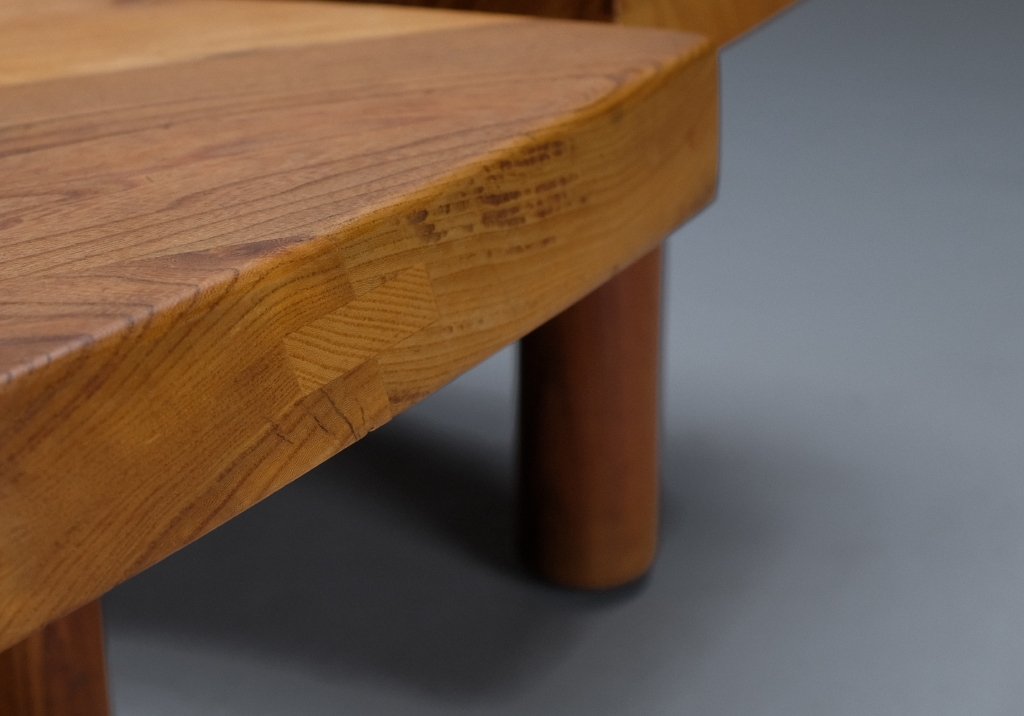 Table basse Oeil de Pierre Chapo : détail de la cheville en bois si caractéristique de l'oeuvre de Chapo