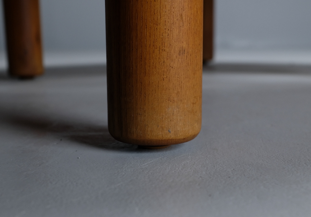 Table basse Oeil de Pierre Chapo : détail de la patine d'un de pieds cylindrique