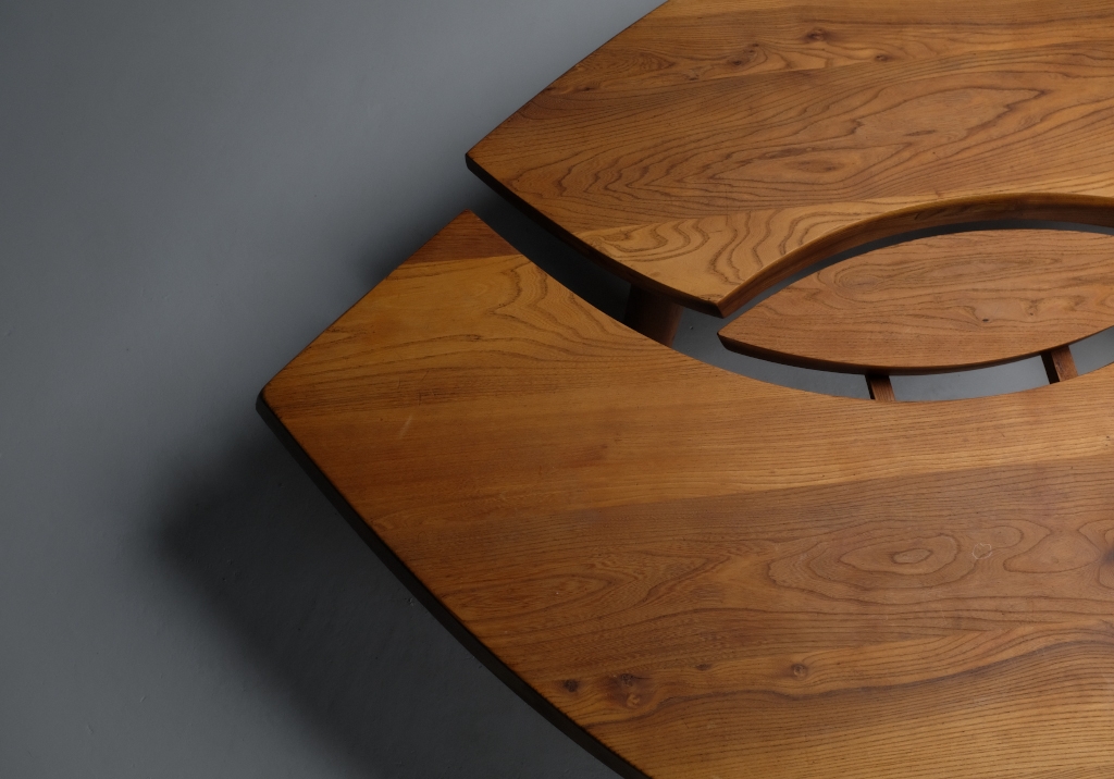 Table basse Oeil de Pierre Chapo : détail de la patina douce du plateau