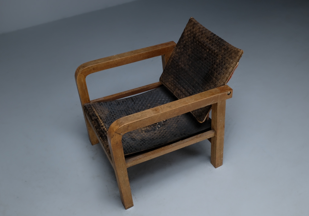 Beech Armchairs: overview of the darkest chair