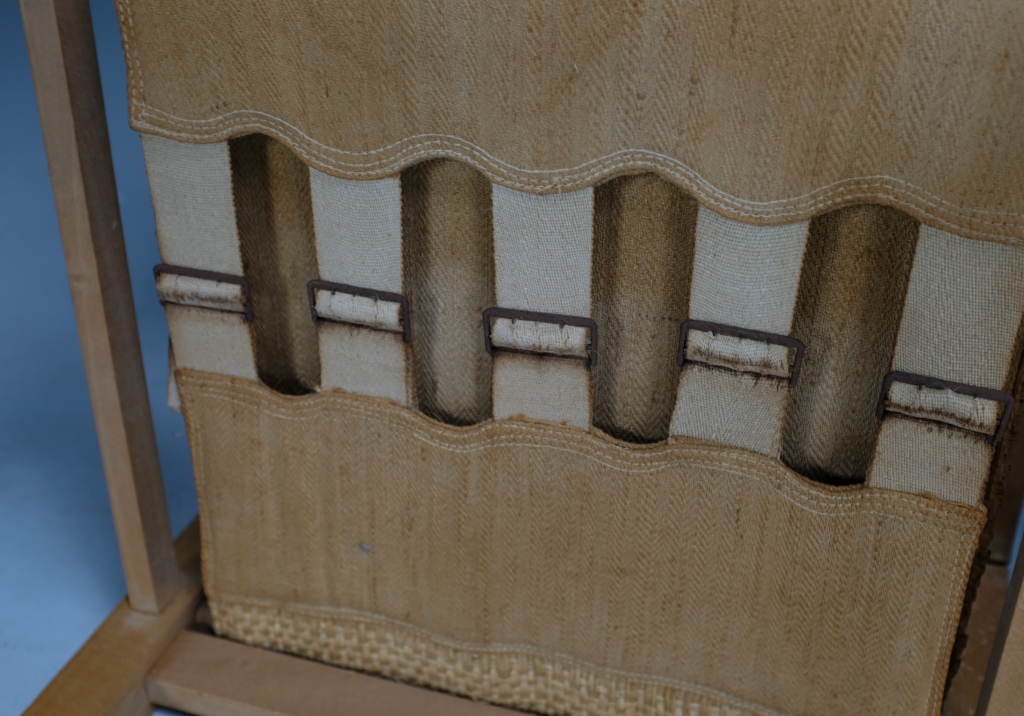 Fauteuils en Hêtre: détail de la structure latérale inférieure en très bon état