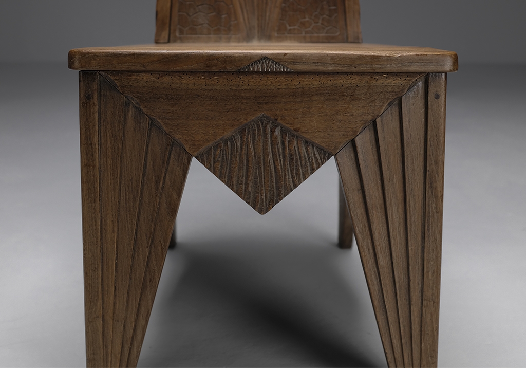 Chaise par Mieczyslaw Kotarbinski : Vue rapprochée, détail sur l’avant de la chaise 