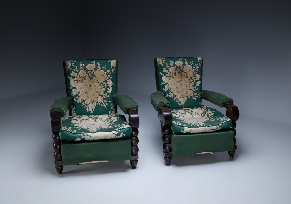 Art Deco Armchairs: front overview of both pieces next to each other 