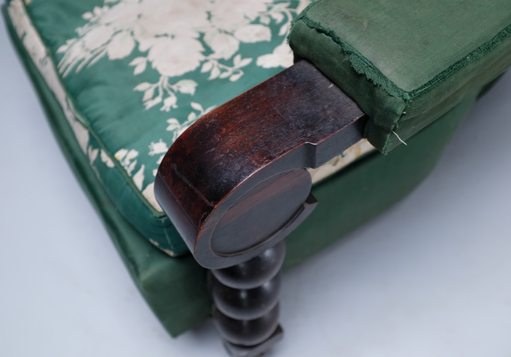 Art Deco Armchairs: detail of the armrest's end from above