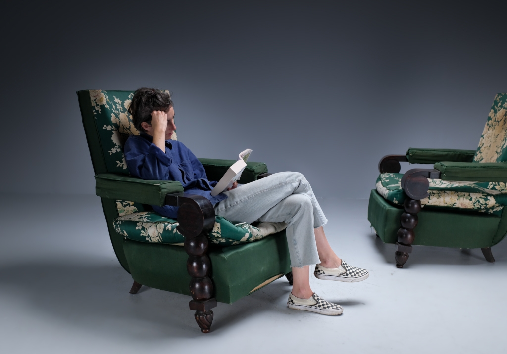 Fauteuils Art Déco: aperçu général d'une chaise utilisée par une dame de lecture